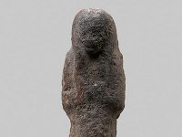 Aeg T 23  Aeg T 23, Dritte Zwischenzeit, Uschebti, Roter Ton, H 6,5 cm, B 2,0 cm, T 1,4 cm : Bestandskatalog Ägypten, Museumsfoto: Claus Cordes